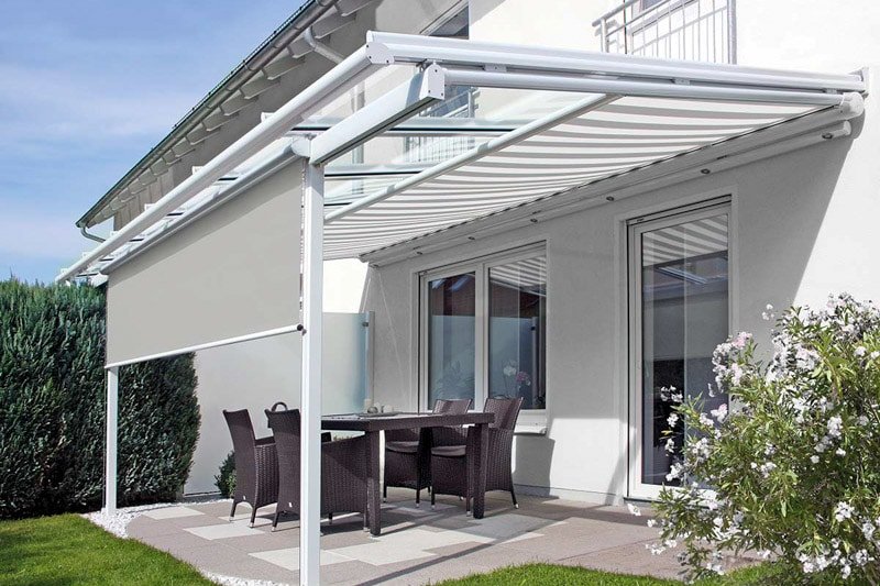 Terrasse mit festem Terrassendach aus Glas